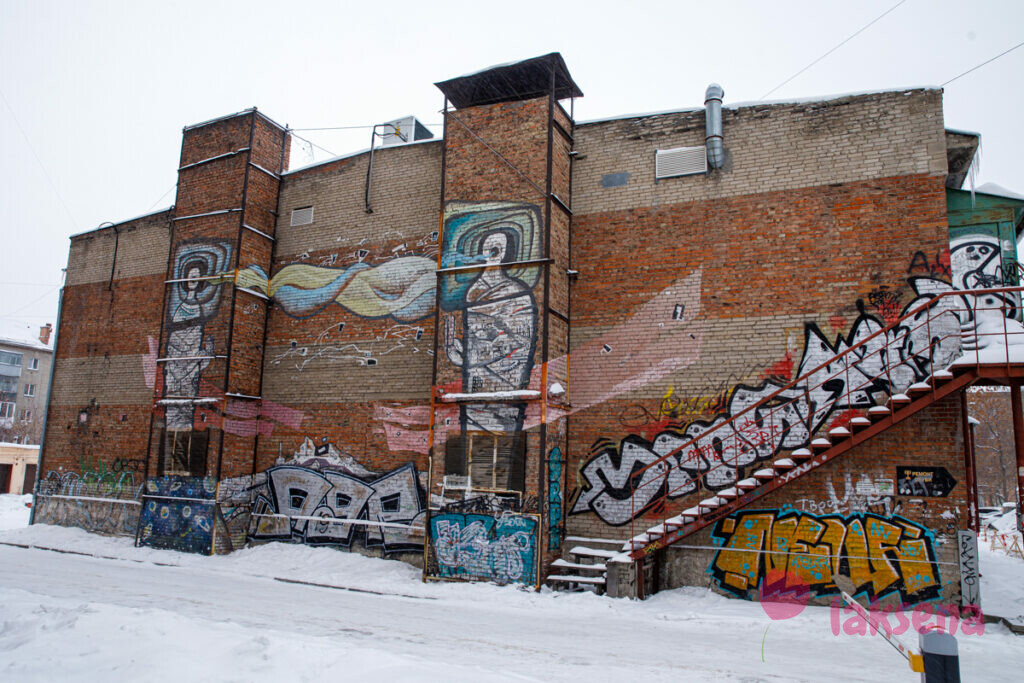 любовь на расстоянии граффити мурал новосибирск