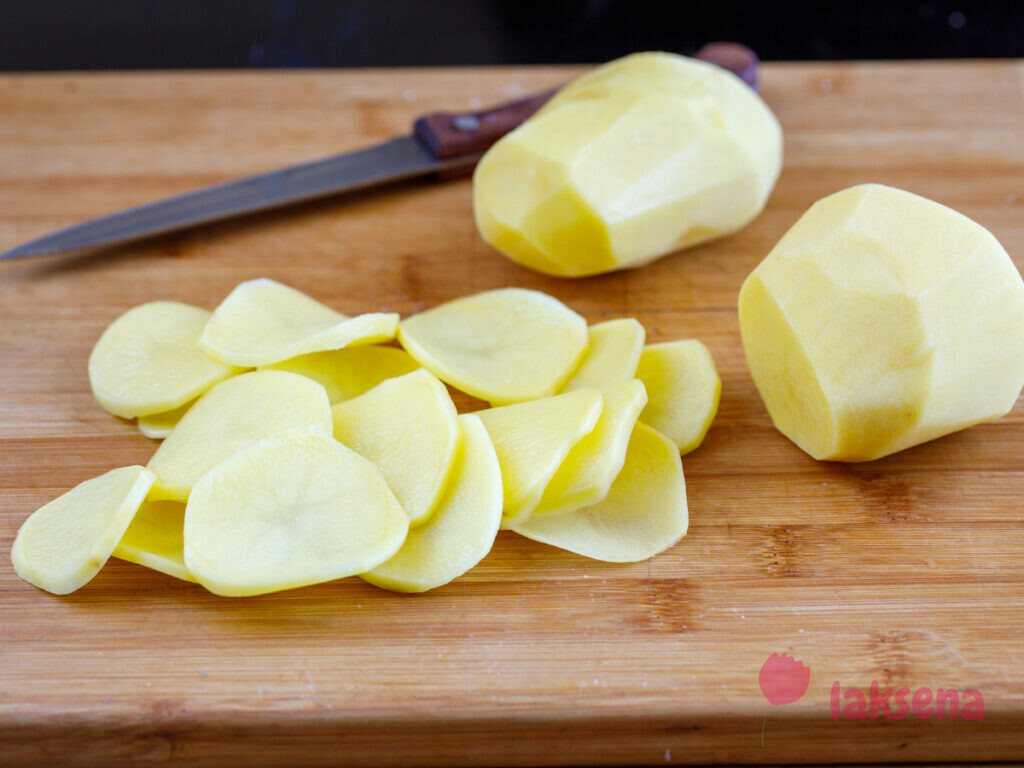 картофель нарезать ломтиками