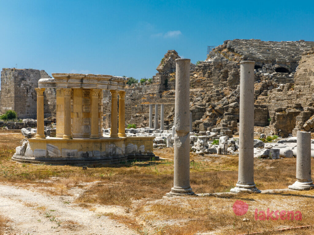 античный древний город сиде храм фортуны на агоре