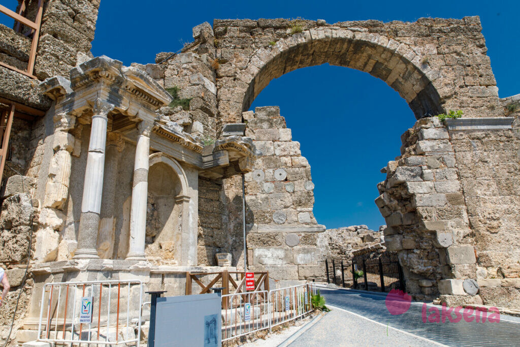 древний античный сиде турция Ворота Веспасиана