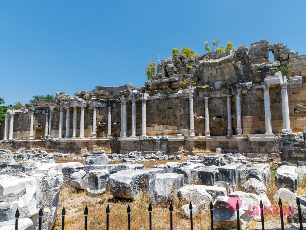 античный древний город сиде фонтан нимфеум