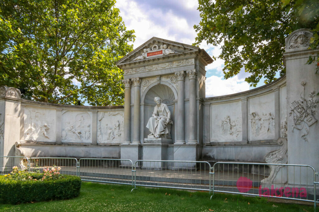 Народный парк в Вене, Фольксгартен памятник