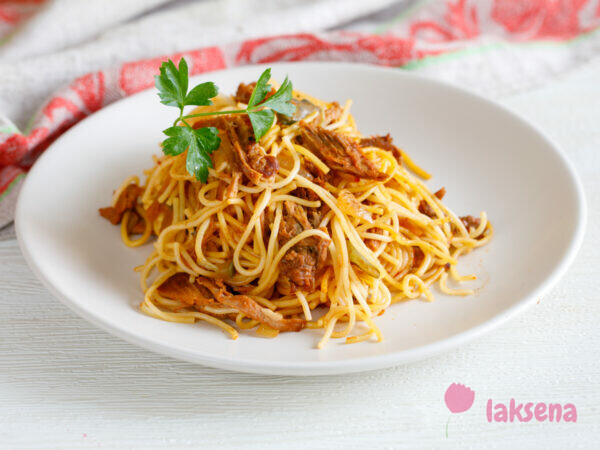 Спагетти с мясом и солёными огурцами (ленивое азу)