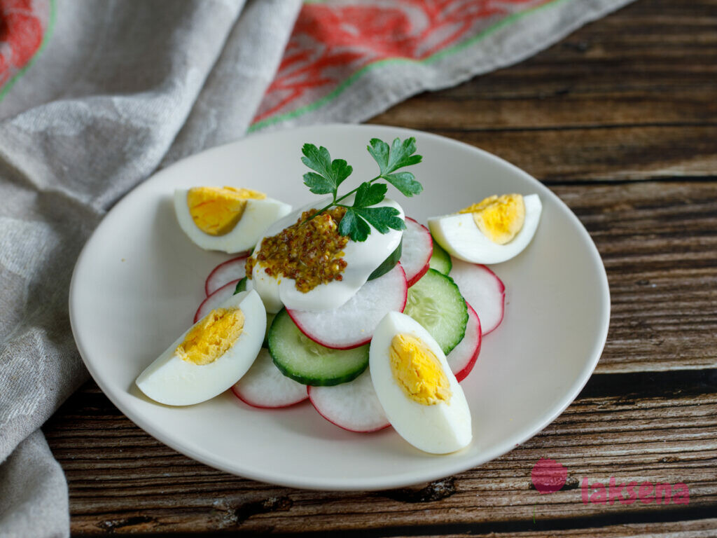 Салат с редисом, яйцом и огурцом