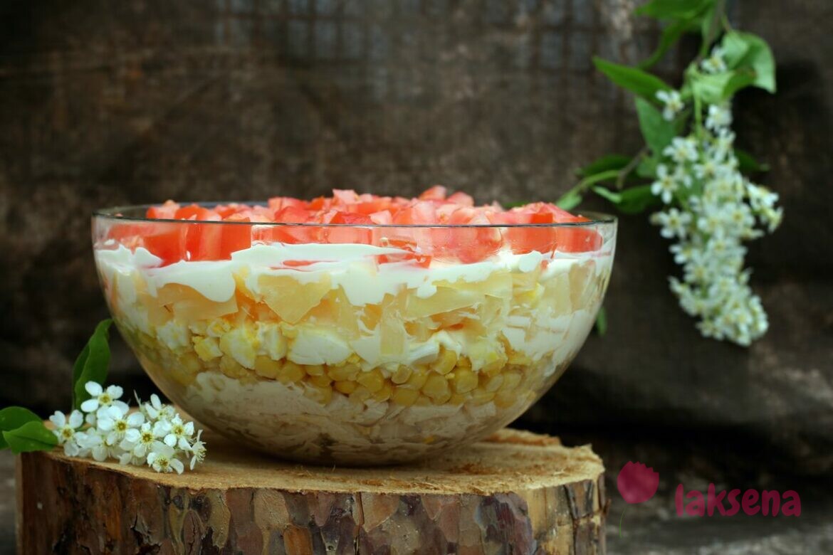 Салат с консервированными ананасами и ветчиной