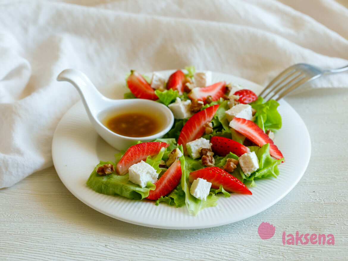 Салат с клубникой и сыром фета