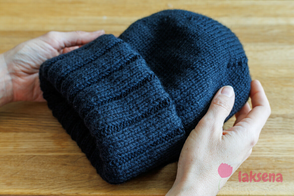 Двухслойная шапка спицами с широким отворотом