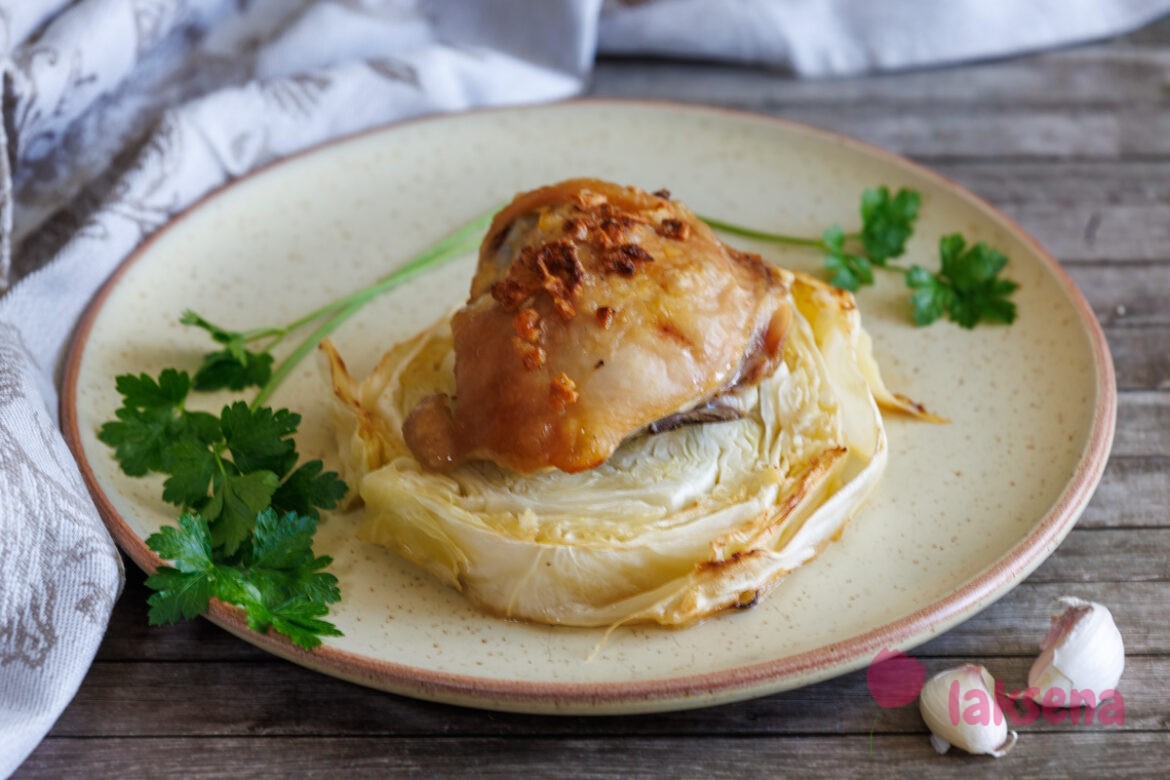 Капустные шайбы с курицей в духовке