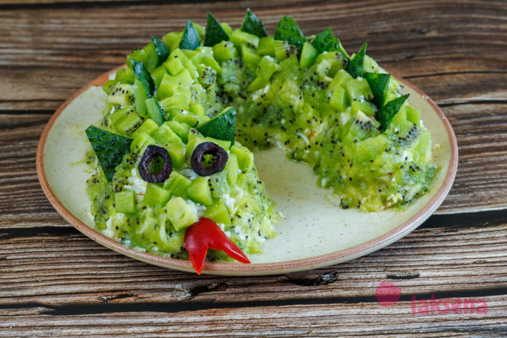 Слоеный салат с курицей, сыром и киви и зеленый Дракон из слоеного салата