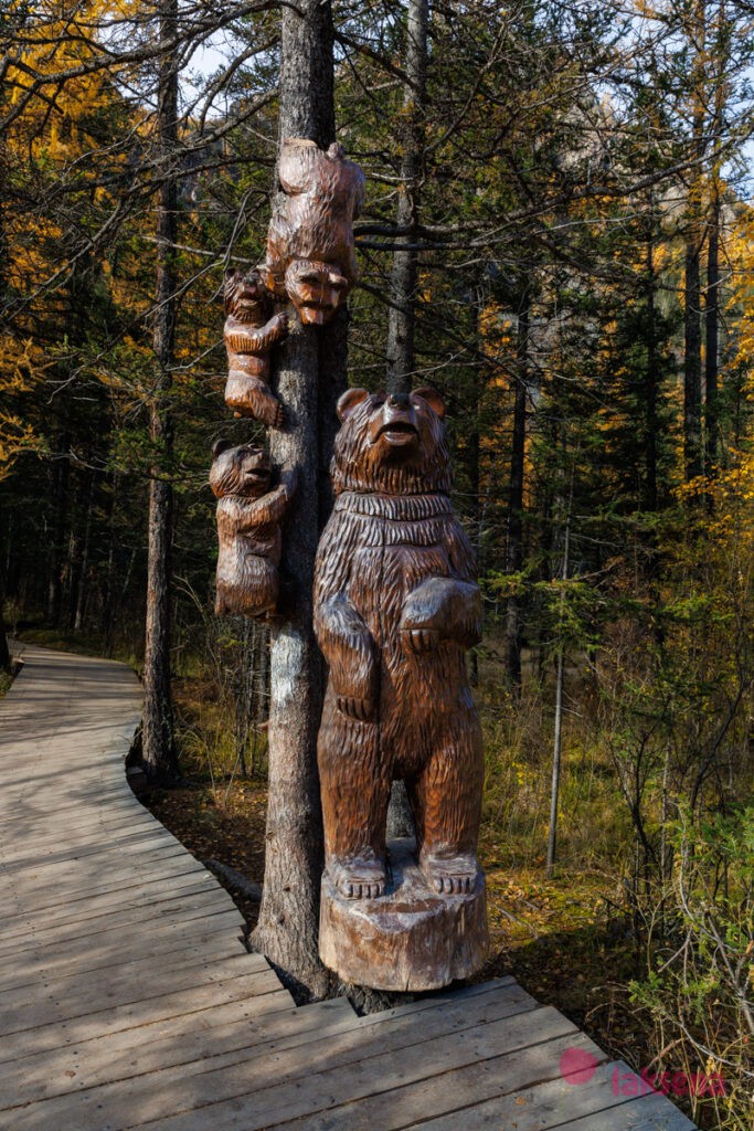 деревянная скульптура медведей