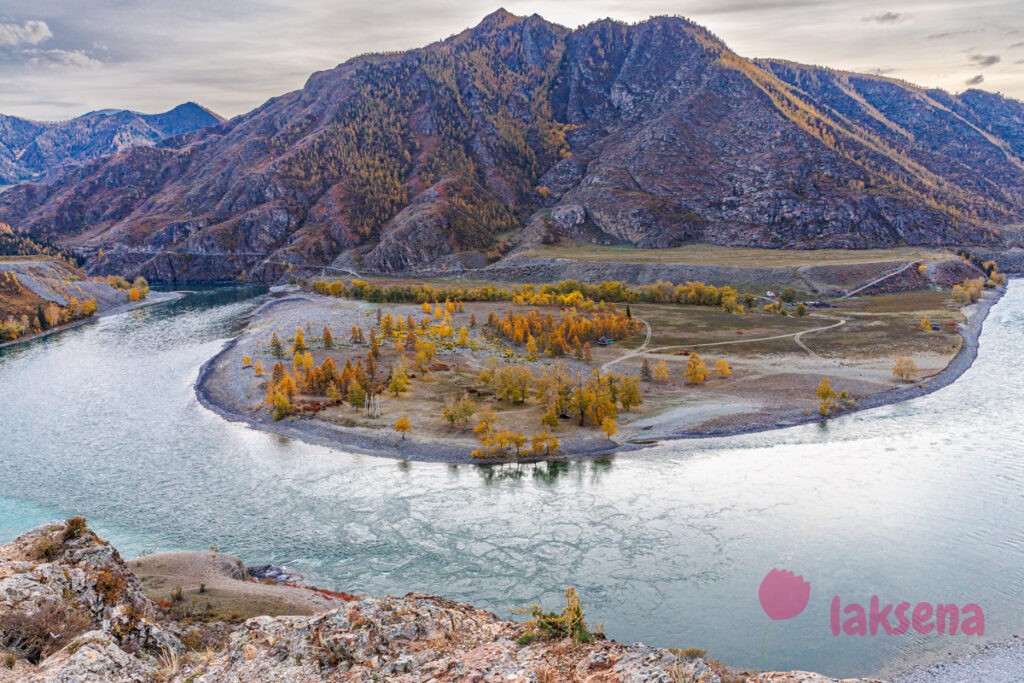 Слияние рек Катунь и Чуя на Алтае - одно из популярных мест, где две красивейшие реки смешивают свои воды друг с другом. Называется оно Чуй-Оозы 
