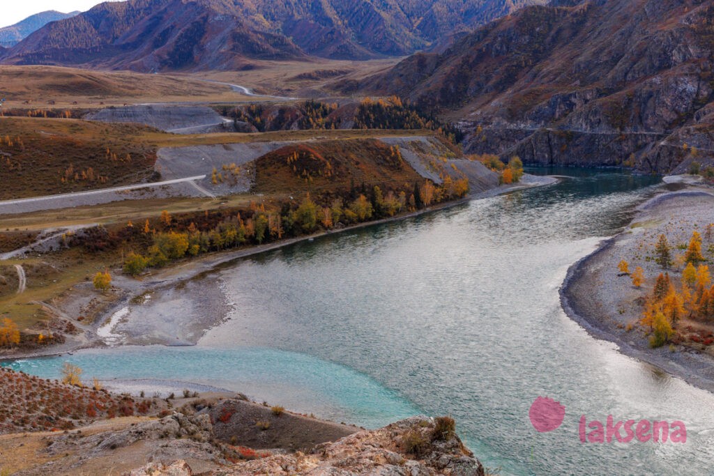 Слияние рек Катунь и Чуя на Алтае - одно из популярных мест, где две красивейшие реки смешивают свои воды друг с другом. Называется оно Чуй-Оозы 
