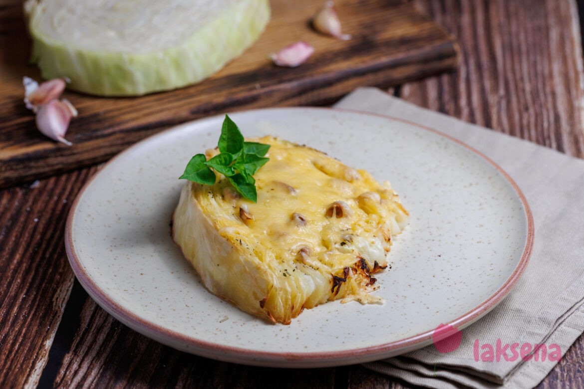 Белокочанная капуста, запеченная с сыром