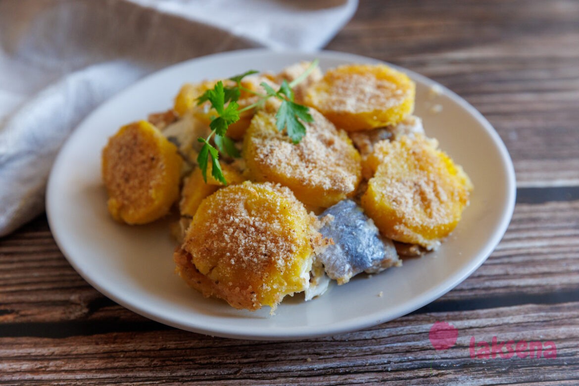 Малосольная селедка запеченная с картофелем