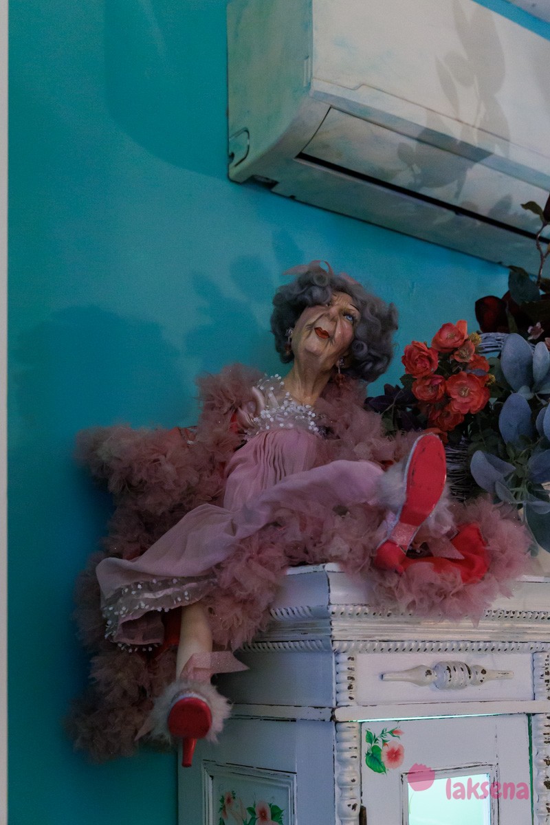 Шторы для кукольного домика. Окно со шторками для кукольного домика. Окна для игрушечного домика. Кукольные окна. Окно миниатюра.