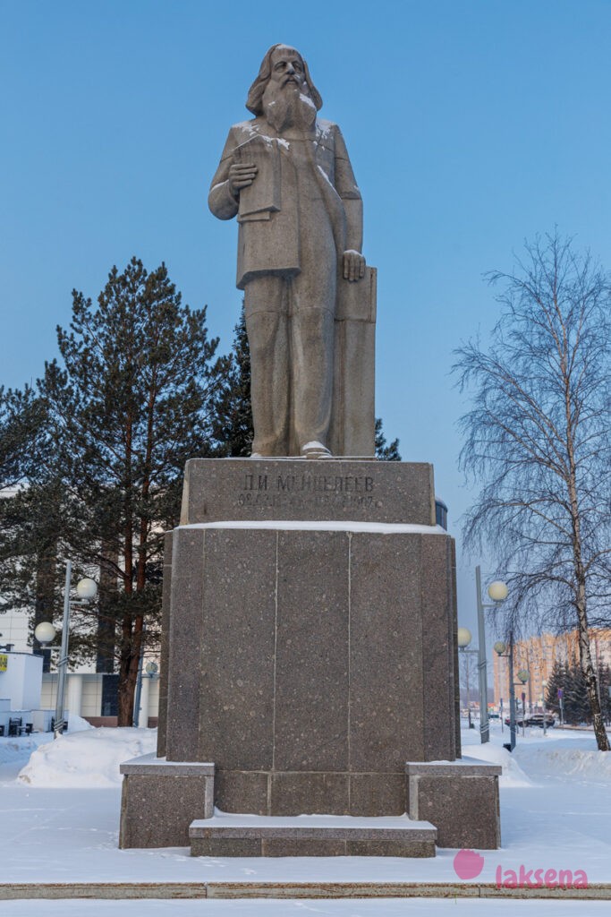 памятник Д И Менделееу в Тобольске