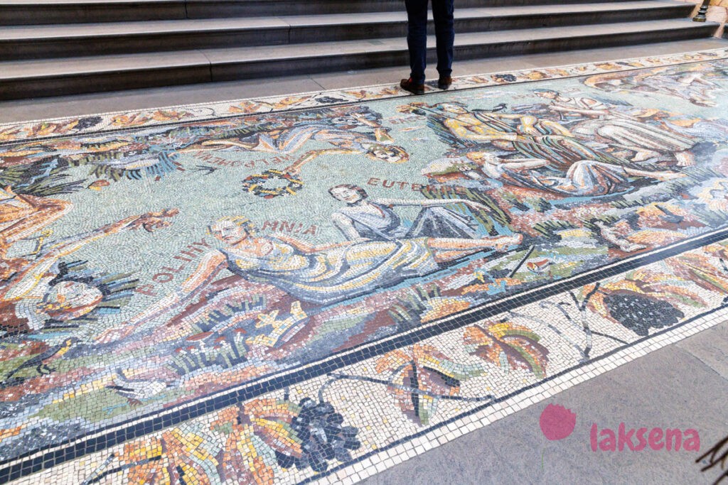 Лондонская национальная галерея Мраморная мозаика «Пробуждение муз». Узор выложен в 1933 году выходцем из России Борисом Анрепом