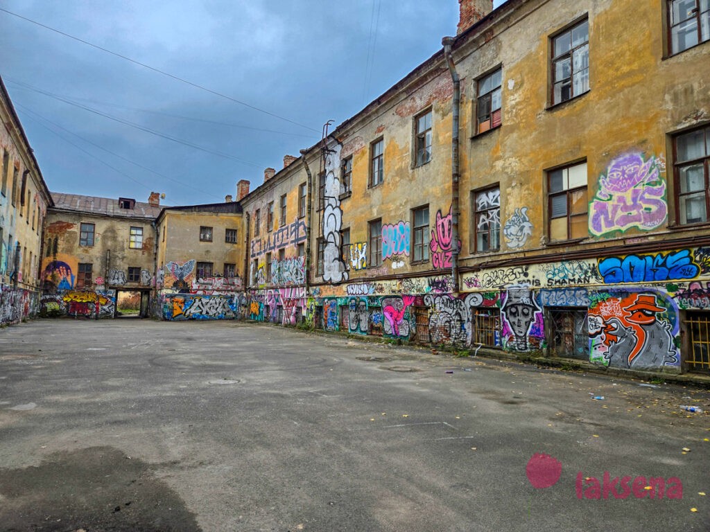 Экскурсия по парадным Петербурга граффити на казармах набережная Фонтанки 90/5