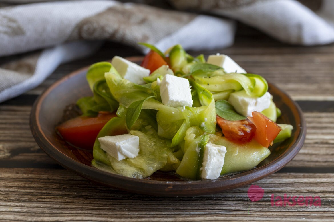 Салат из кабачков и помидоров с сыром