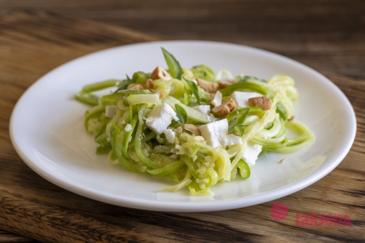 Салат с кабачками, сыром фета и тыквенными семечками