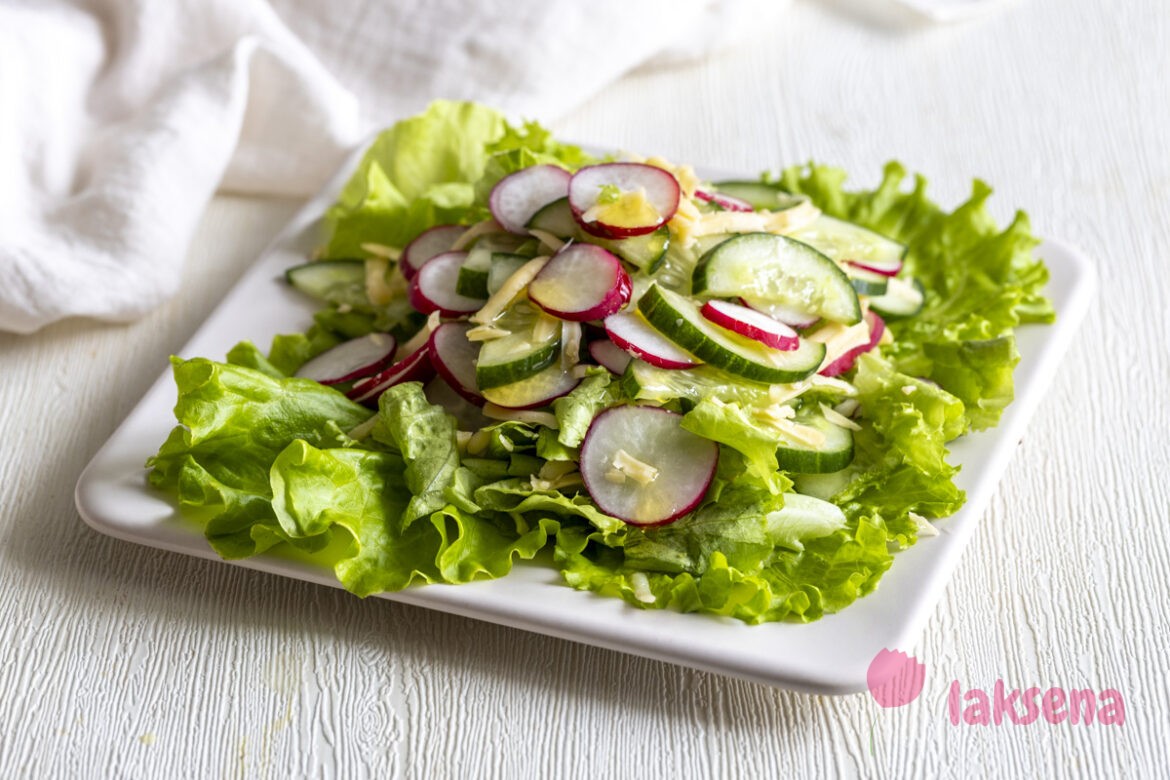 Салат с огурцами, редиской и сыром