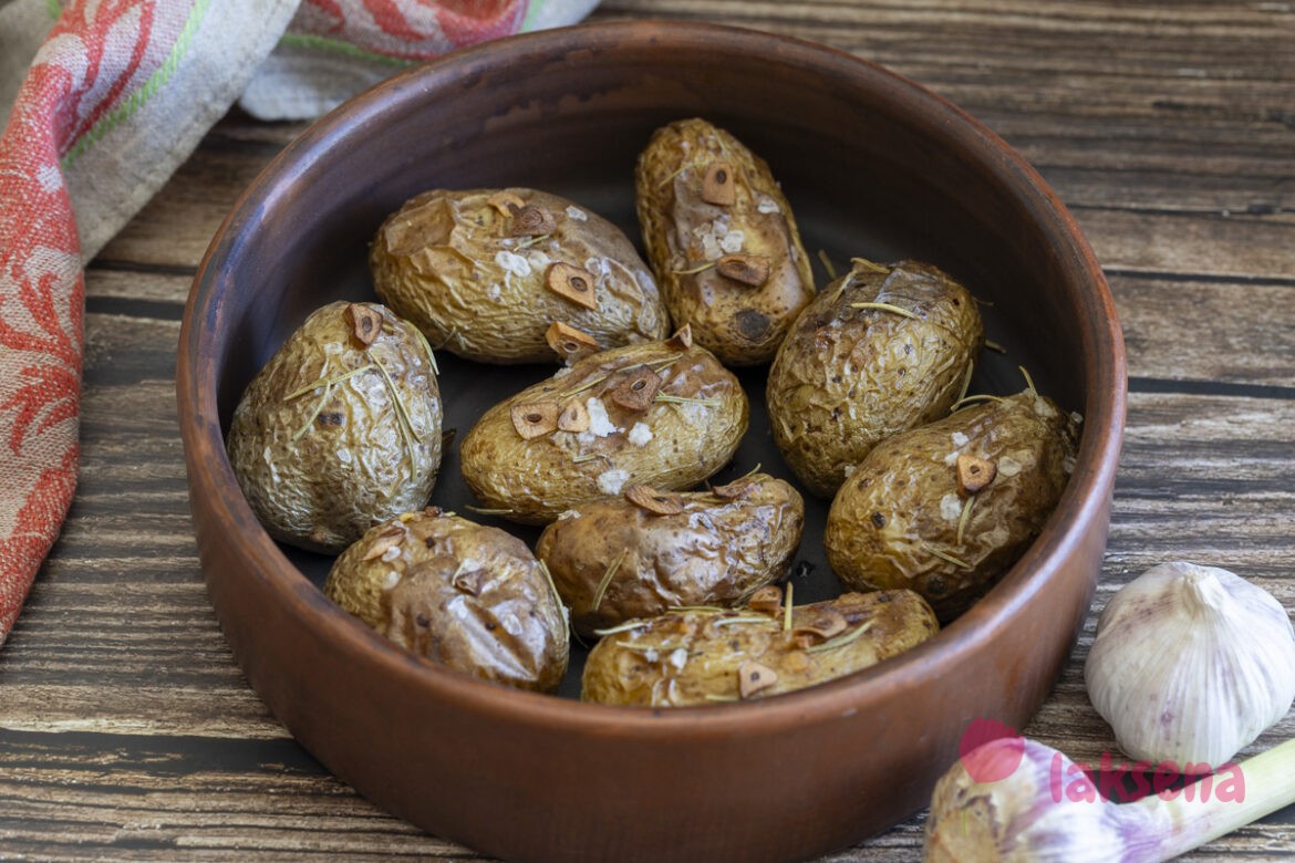 Молодой картофель, запеченный в кожуре в духовке