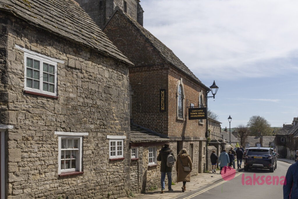 Деревня Корф касл (Corfe castle)