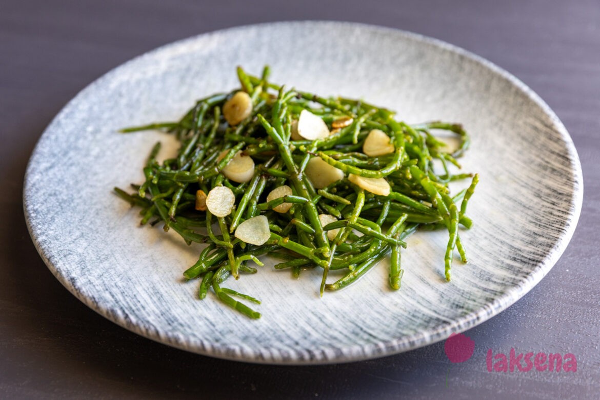 Морская спаржа саликорния с чесноком