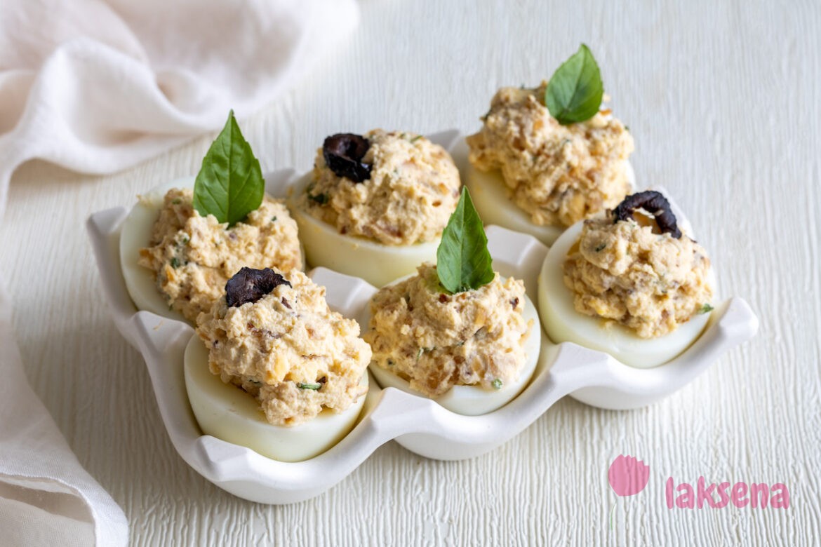 Яйца, фаршированные жареным луком