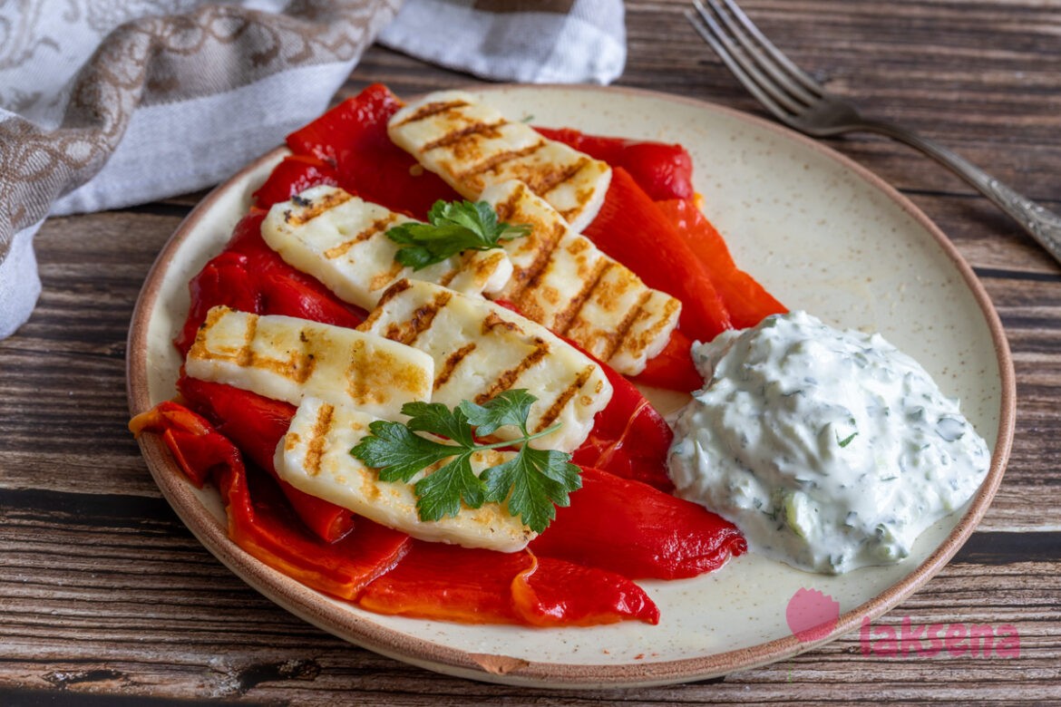 Салат из перцев и жареного халуми с соусом дзадзики