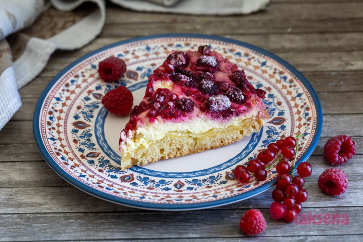 Двухслойный пирог с творожной начинкой и ягодами