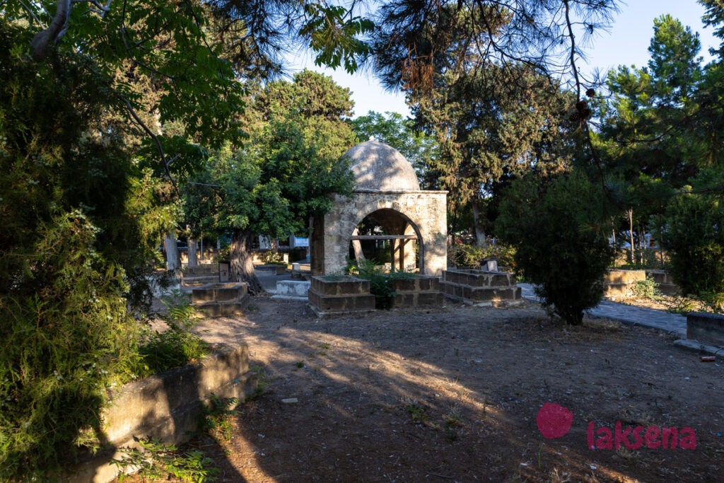 Старый город Кирении Древнее кладбище BALDOKEN