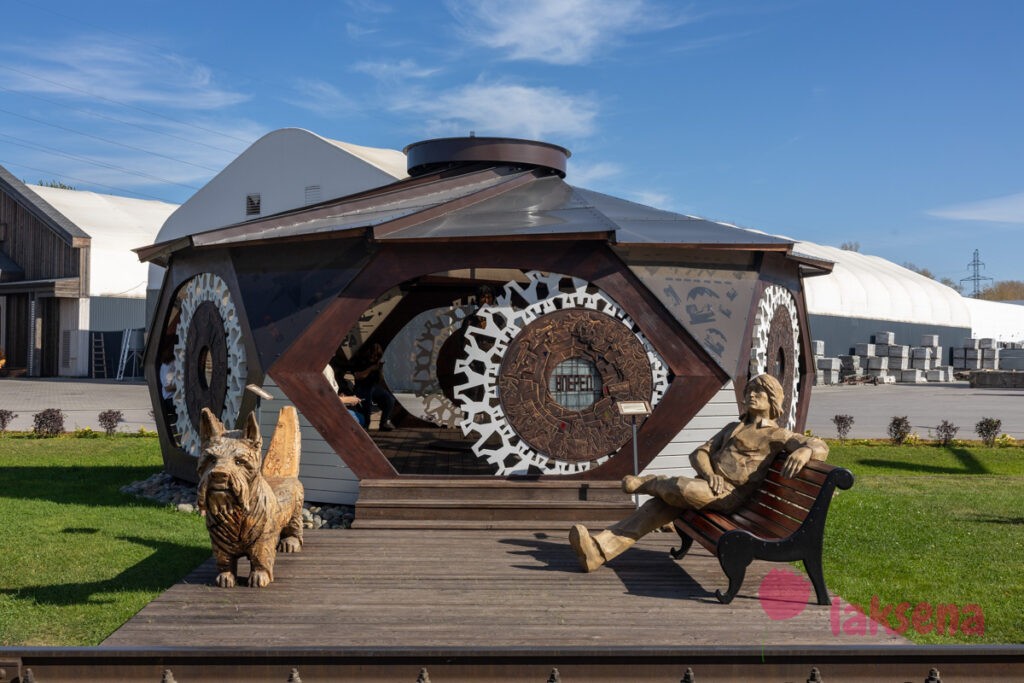 скульптуры Цой и группа Кино беседка В наших глазах