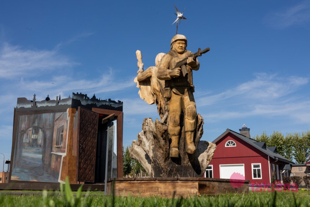 скульптуры Цой и группа Кино Группа крови