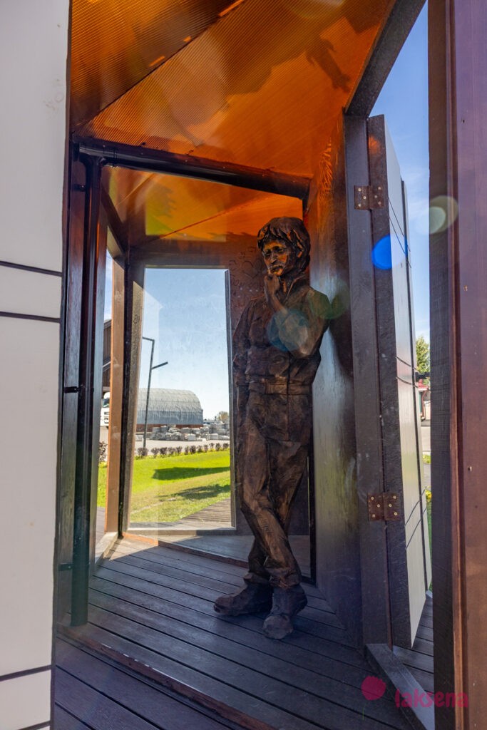 скульптуры Цой и группа Кино Дверь в соседний двор