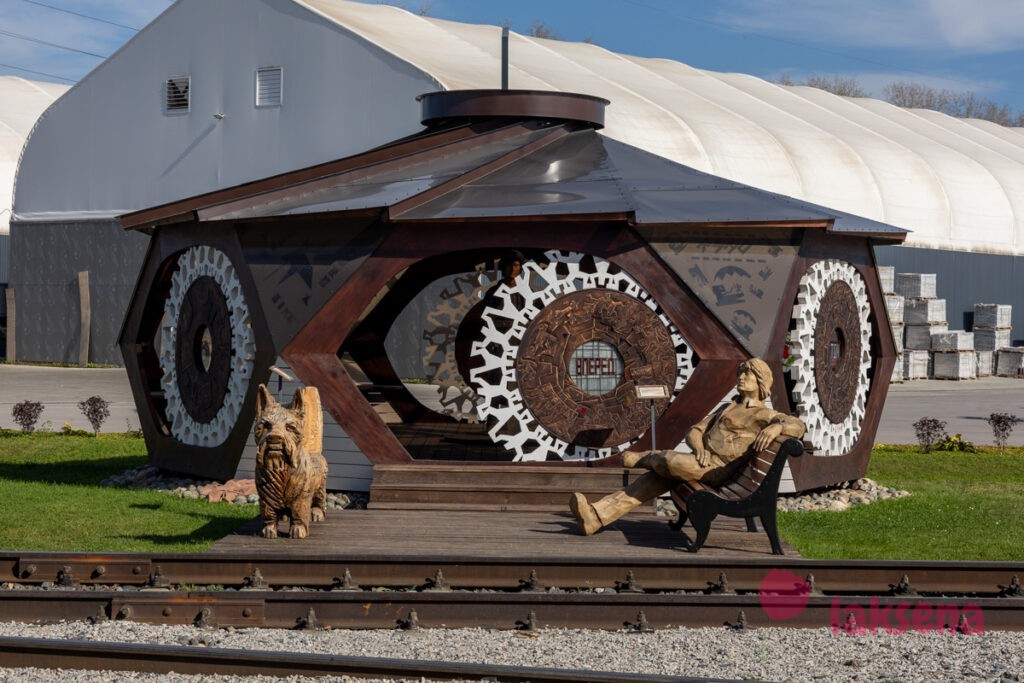 скульптуры Цой и группа Кино Бездельник с собакой