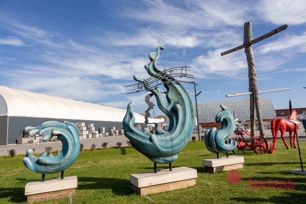 скульптуры Цой и группа Кино Музыка волн