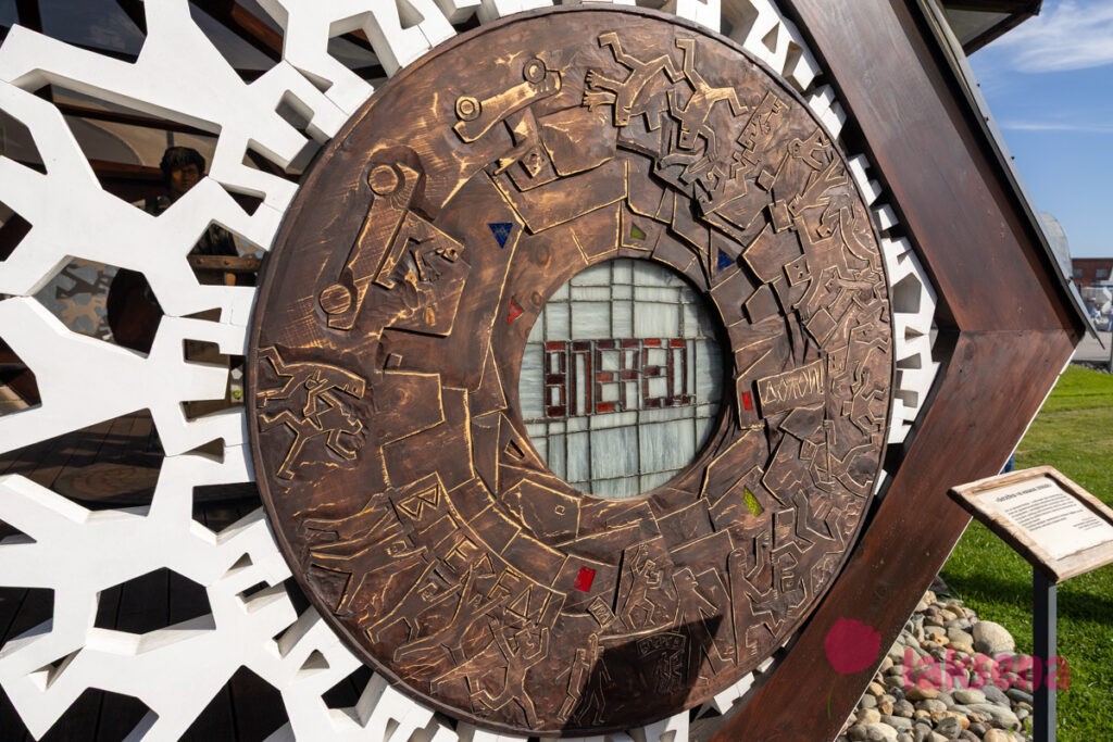 скульптуры Цой и группа Кино беседка В наших глазах