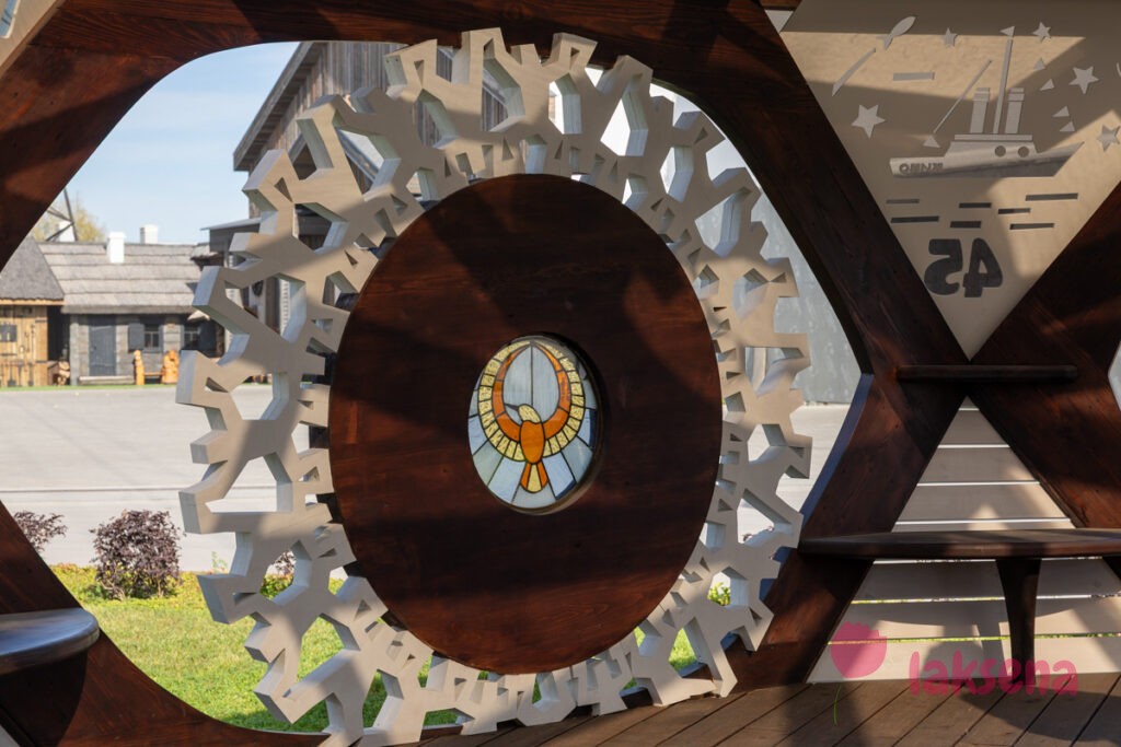 скульптуры Цой и группа Кино беседка В наших глазах