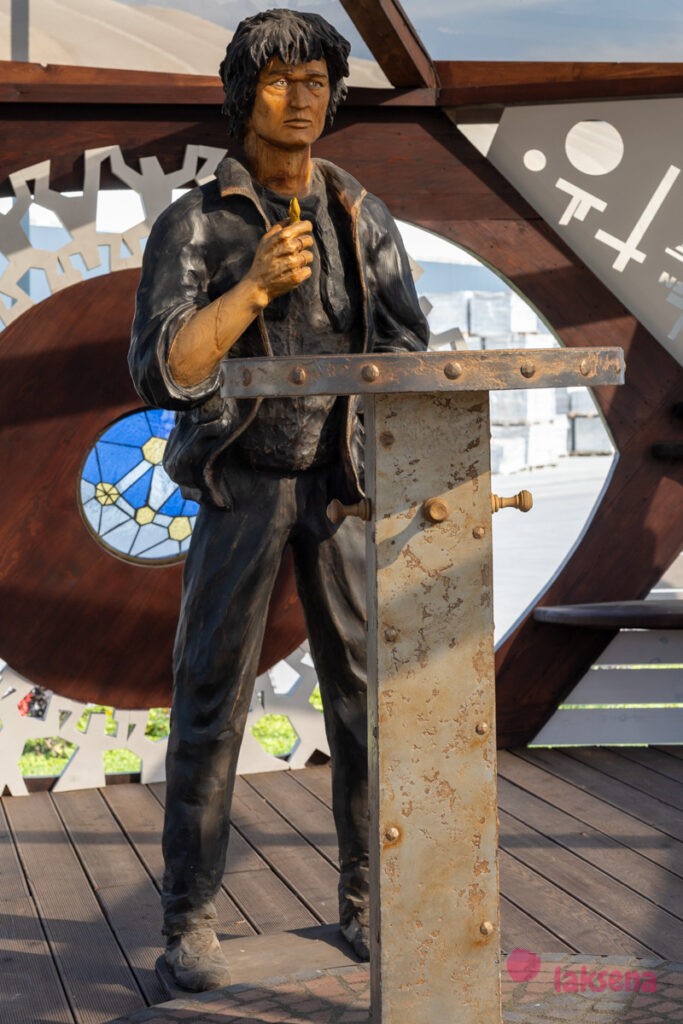 скульптуры Цой и группа Кино беседка В наших глазах