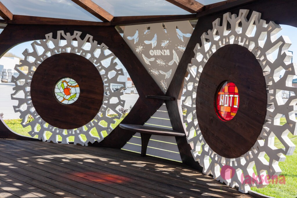 скульптуры Цой и группа Кино беседка В наших глазах