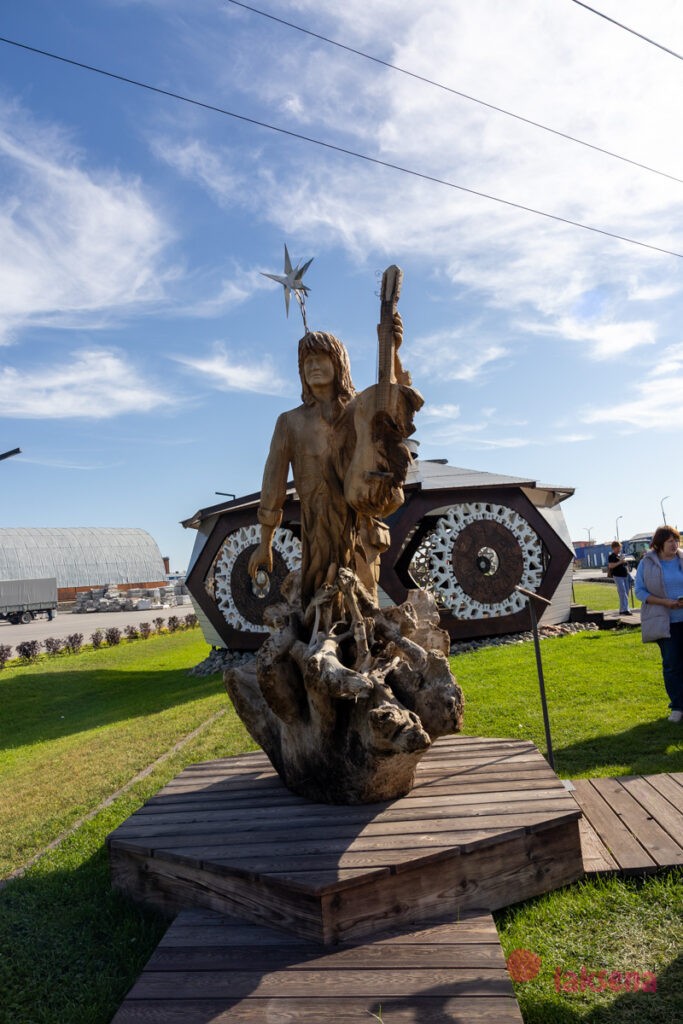 скульптуры Цой и группа Кино Группа крови