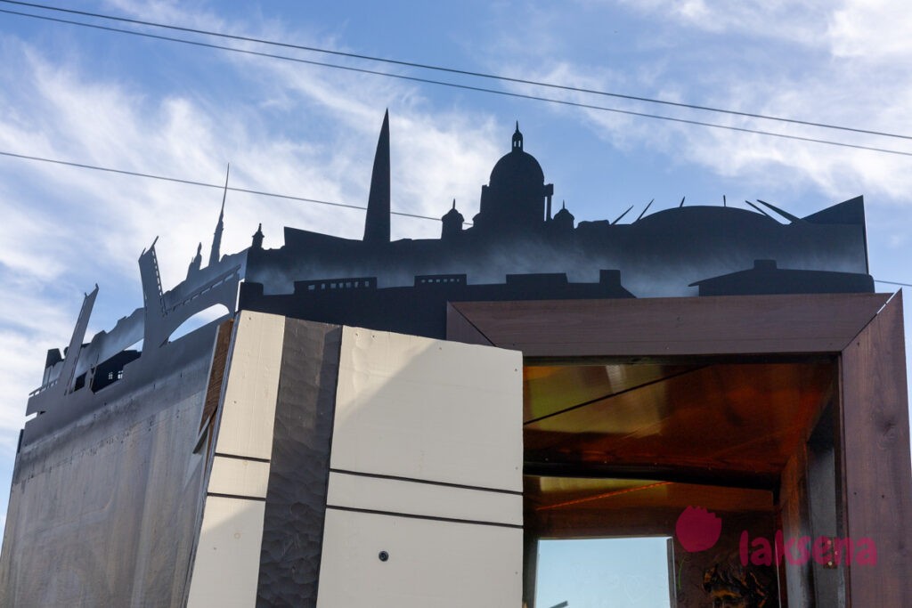 скульптуры Цой и группа Кино Дверь в соседний двор