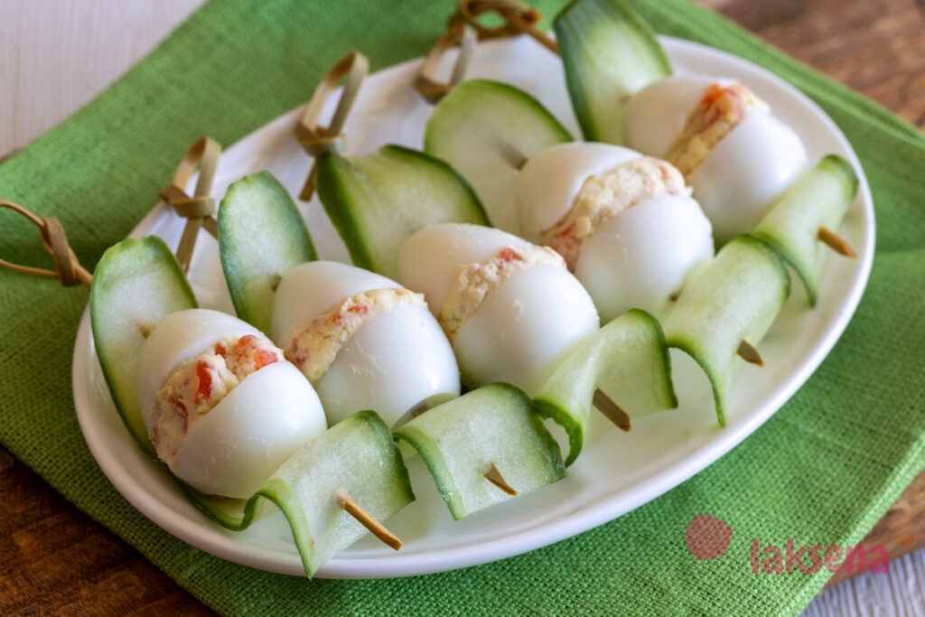 Канапе с яйцом и рыбой