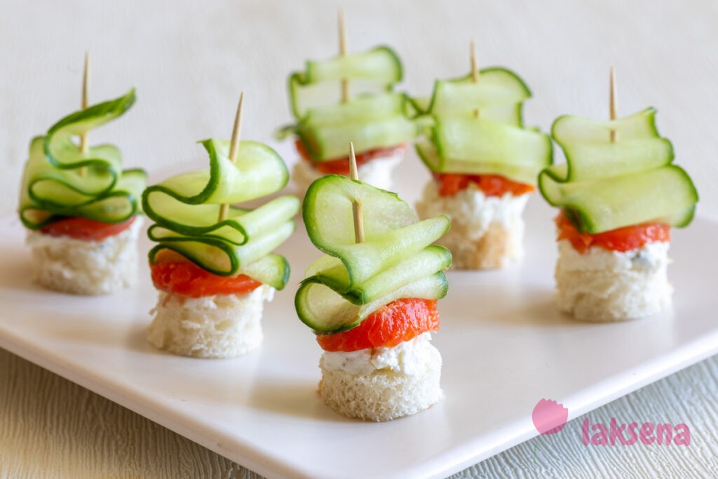 Канапе с огурцом и рыбой