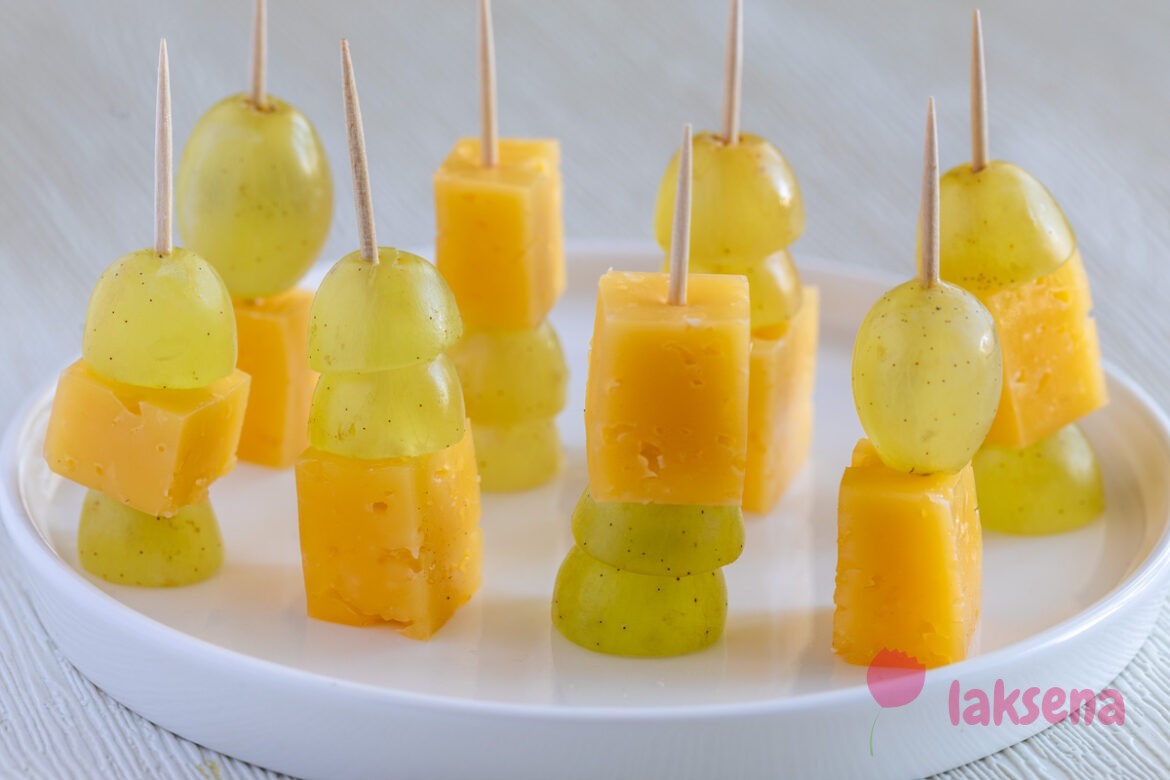 Канапе с сыром и виноградом