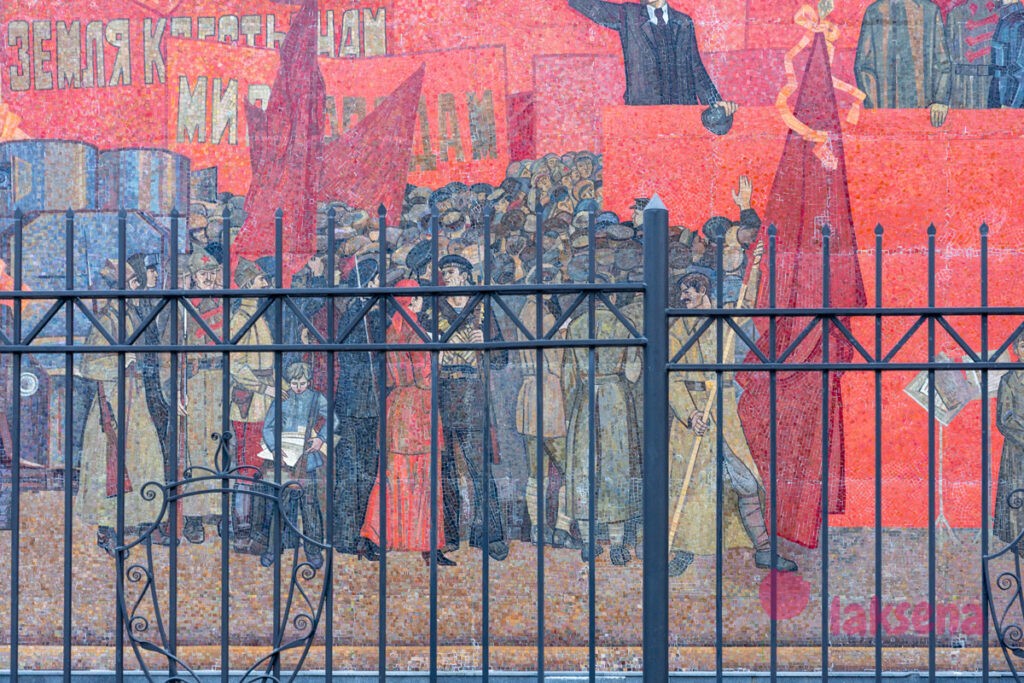 Мозаики в Барнауле Знамя революции