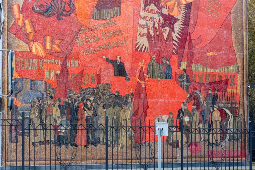 Мозаики в Барнауле Знамя революции