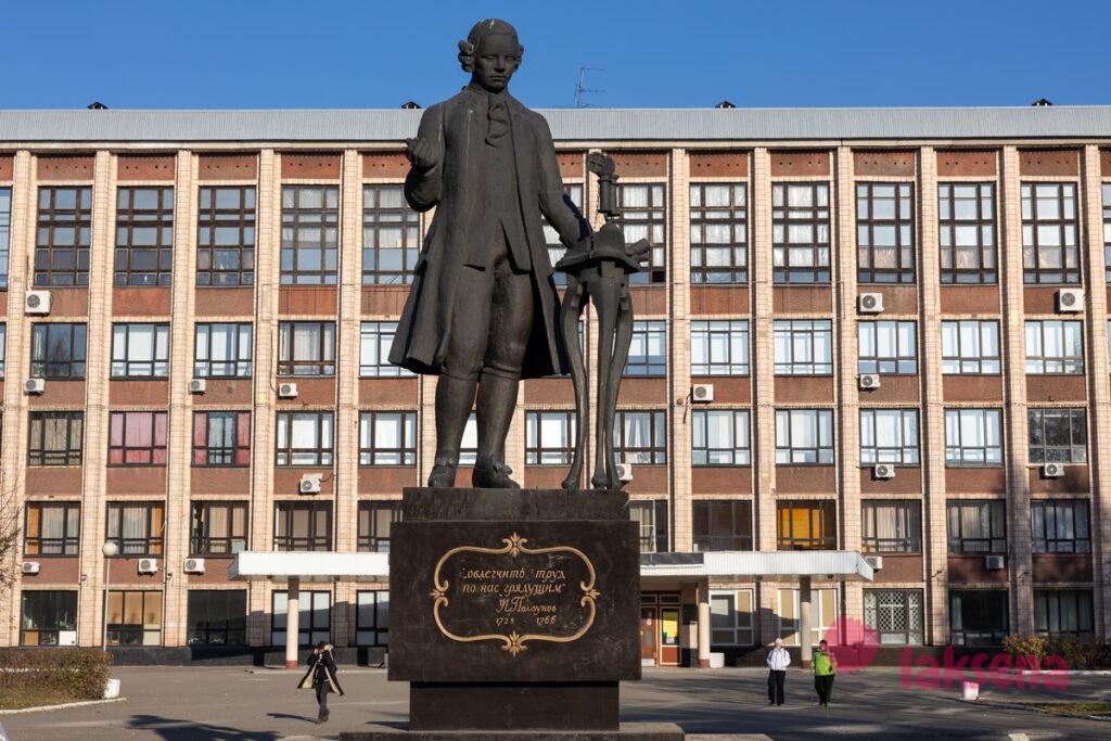 Ленинский проспект, Барнаул памятник Ивану Ползунову