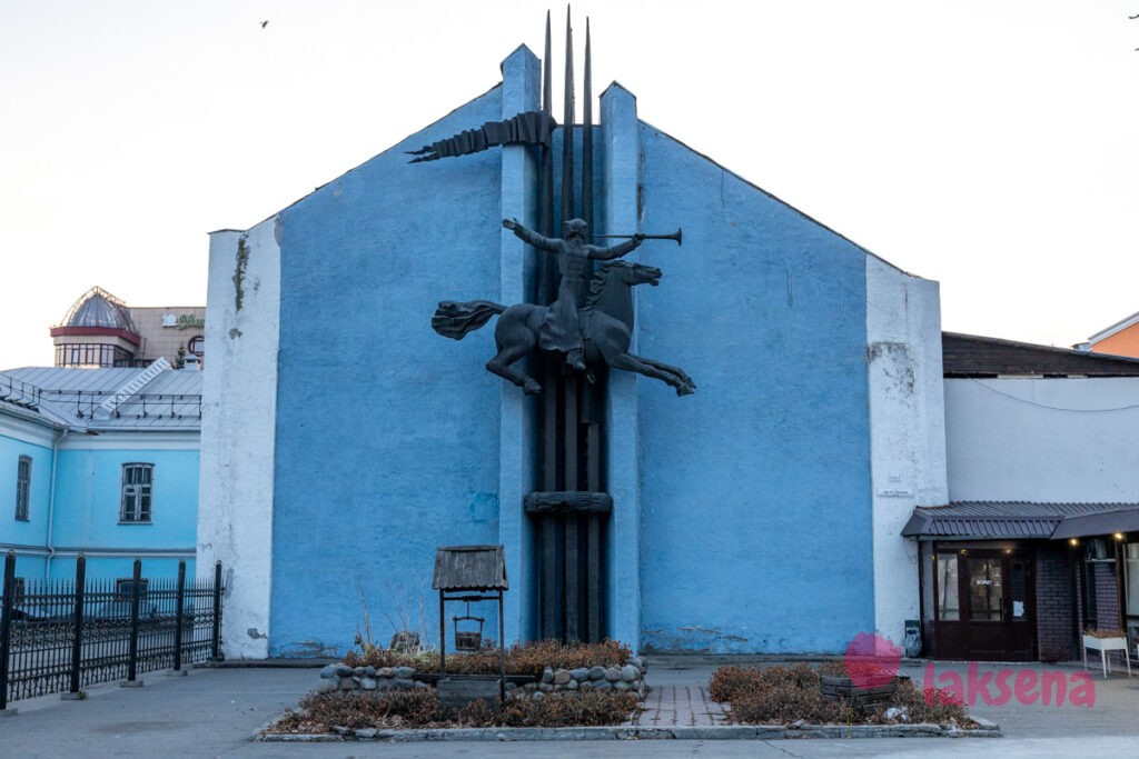 Ленинский проспект, Барнаул Скульптура "Красноармеец-горнист на коне"